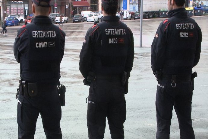 Agents de l'Ertzaintza, als voltants de Sant Mamés
