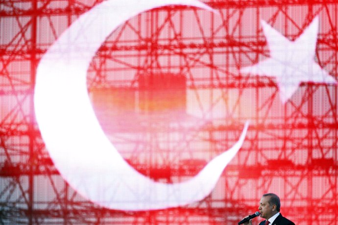 Erdogan frente a la bandera de Turquía.