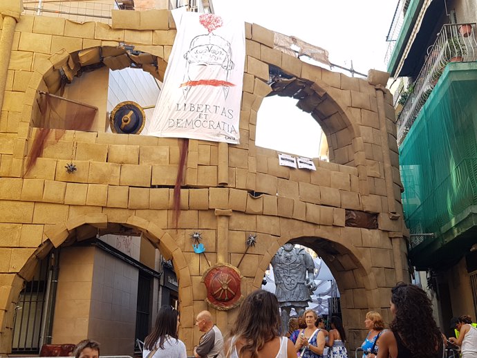 Decoración por las fiestas de Gràcia que simula el Coliseo