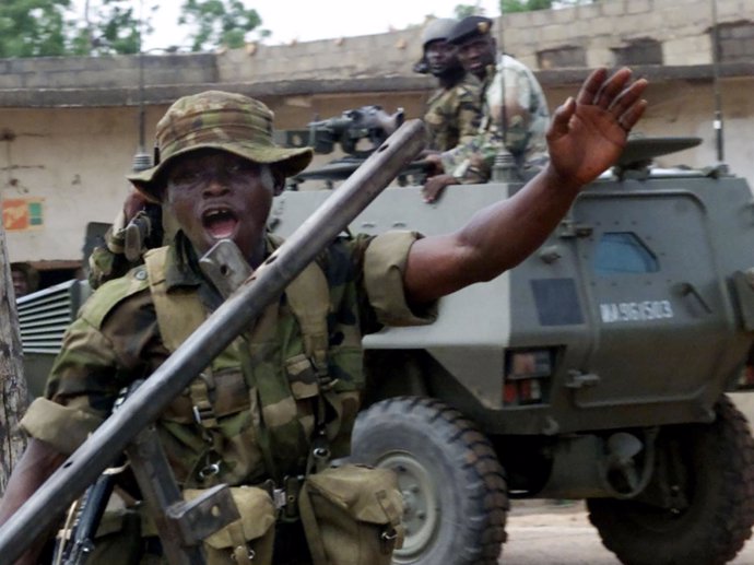Soldados nigerianos en un control