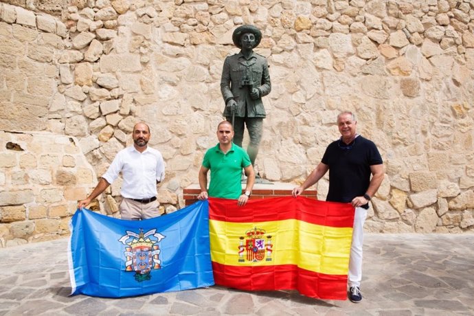 Miembros de VOX Melilla ante la estatuta dedicada a Franco 