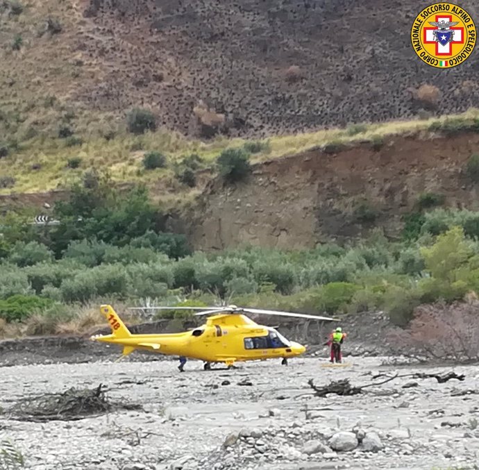 Un helicóptero de rescate emprende labores de búsqueda en la región de Calabria