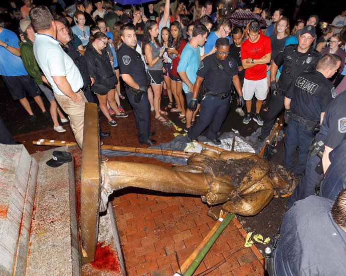 Manifestantes derriban estatua de un soldado confederado en Carolina del Norte