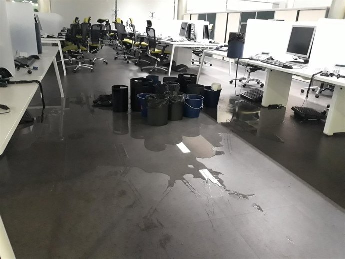 Interior del edificio de Salud Responde afectado por la tormenta.