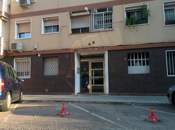 Bloc on vivia l'home que ha entrat en una comissaria a Cornellà