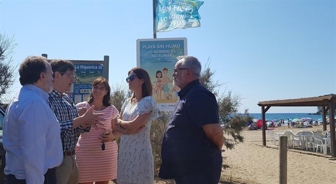 El consejero de Salud  con la alcaldesa de Águilas en la playa 'La Higuerica'