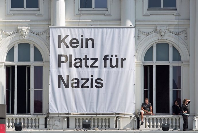 Manifestantes alemanes colocan una pancarta:"No hay lugar para los nazis"