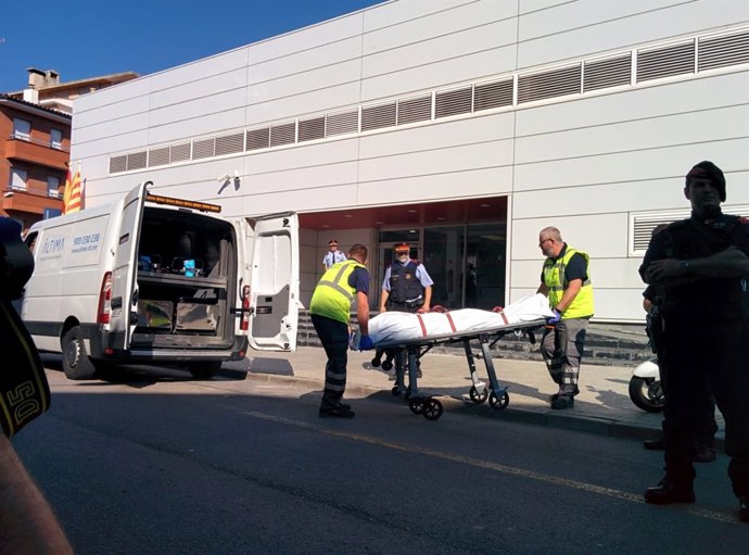 Retiran el cadáver del atacante de la comisaría de Cornellà