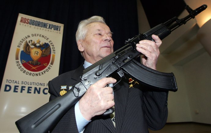 Kalashnikov posa con su rifle