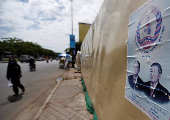 Carteles del Partido Popular de Camboya en una calle de Nom Pen