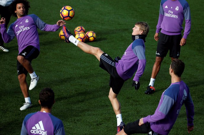 Odegaard entrenando eon el Real Madrid