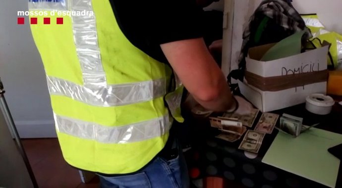 Escorcoll policial a l'habitatge de la detinguda