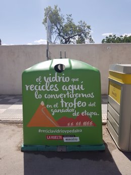 Contenedor vinilado con la imagen de la campaña 'Recicla vidrio y pedalea'.