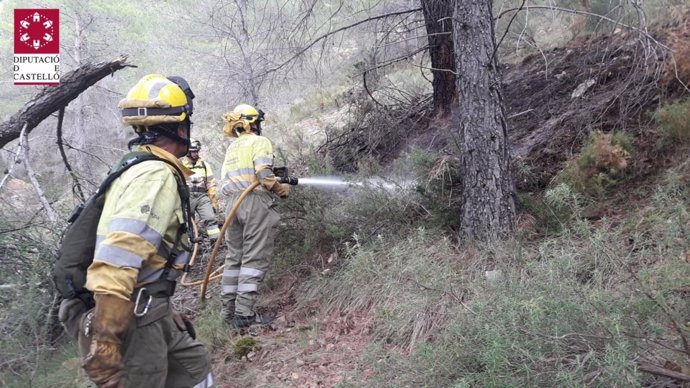 Efectivos de bomberos sofocan el fuego en Villahermosa