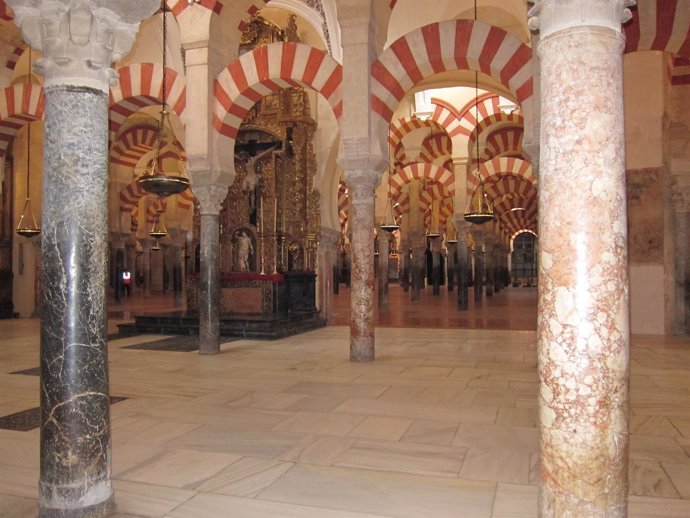 Interior de la antigua mezquita y Catedral de Córdoba