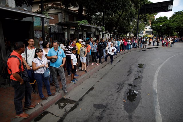 Colas en Caracas para coger el autobús