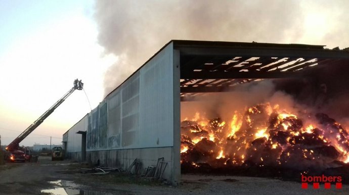 Incendi a un magatzem d'alfals