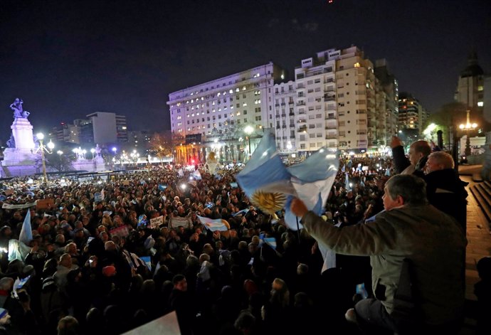 Miles de argentinos piden la retirada de fueros de Fernández de Kirchner