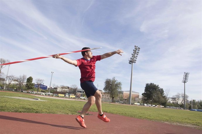 El atleta Héctor Cabrera recupera su jabalina a cinco horas de la competición 