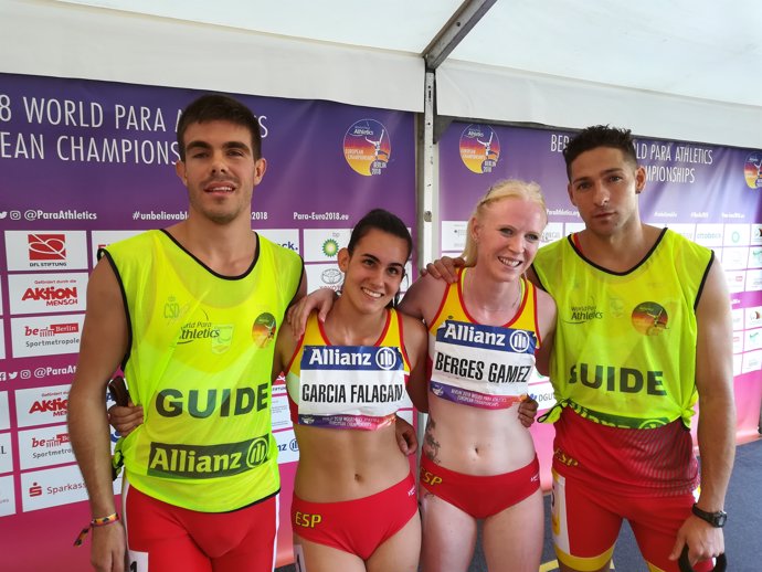 Les atletes paralímpiques Melany Berges i Alba García amb els seus guies 