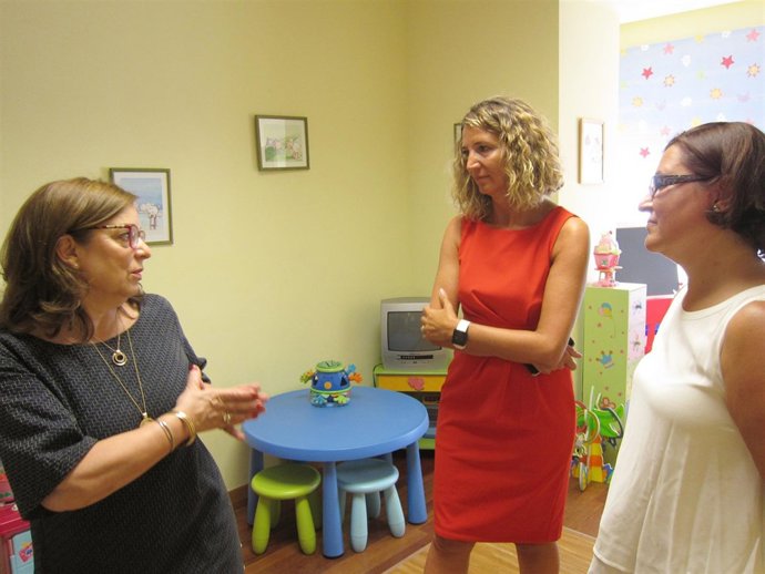 Alicia García durante la visita a un punto de encuntro familiar