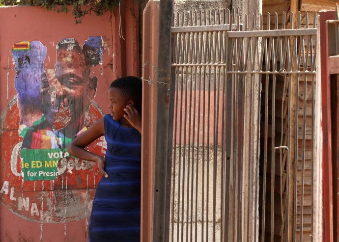 Niña junto a un cartel electoral de Emmerson Mnangagwa en Harare