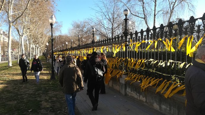 Llaços grocs a la tanca del Parc de la Ciutadella