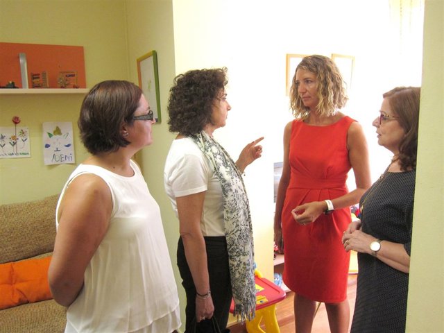 Alicia García durante la visita a un punto de encuntro familiar