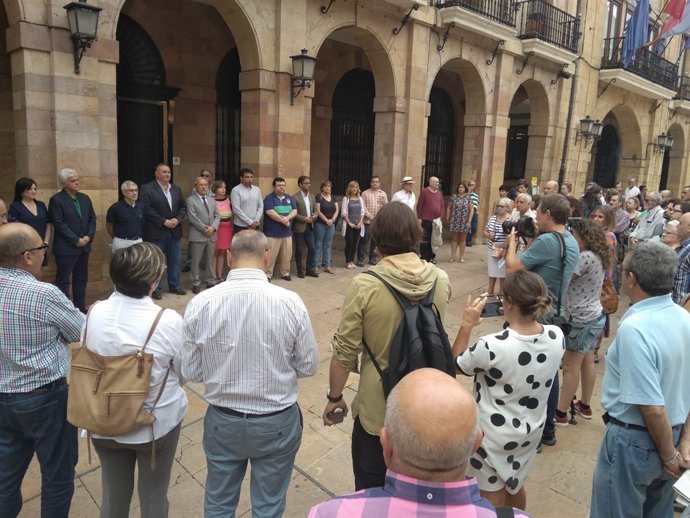 Concentración de repulsa por el asesinato de Javier Ardines. 