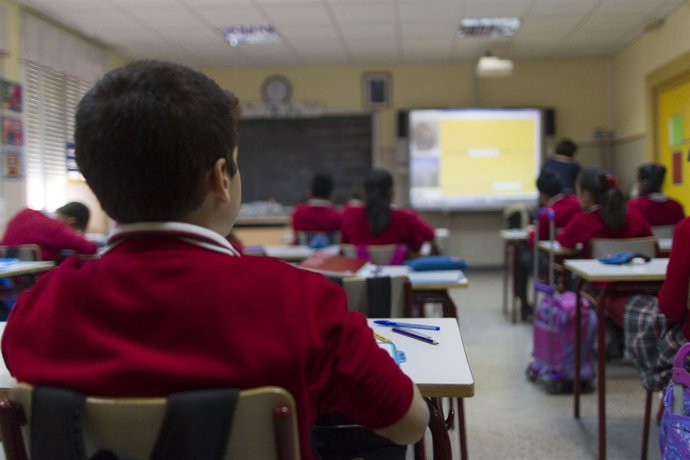 Colegio, escuela, aula, primaria, clase, niño, niña, niños, estudiando, estudiar
