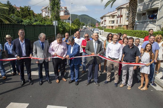 Revilla y Mazón inauguran el acondicionamiento de la carretera Noja-Soa