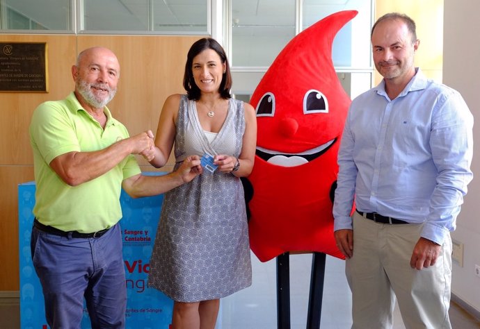 Gema Igual recibe el carné de donante de sangre