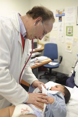 Médico con un bebé. Bebé en consulta médica