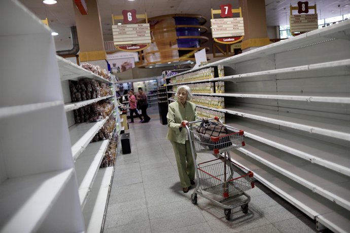 Un supermercado con las estanterías vacías en Venezuela