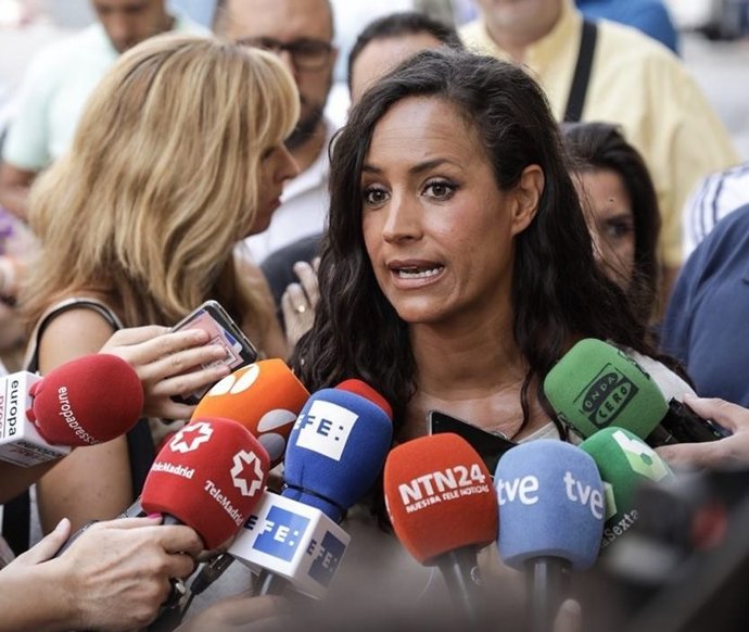 Begoña Villacís atiende a los medios de comunicación tras visitar Villaverde