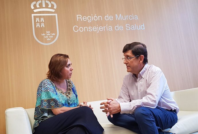 El consejero de Salud, Manuel Villegas, recibe a la doctora Encarna Guillén