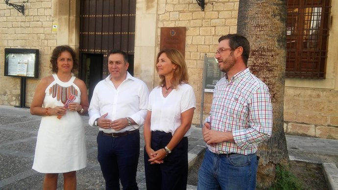 Alicia Martínez (2d) junto a responsables del PP jiennense.