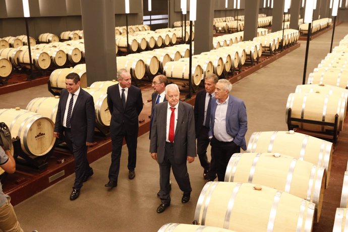 Javier Lambán ha visitado la Bodega Sommos. 