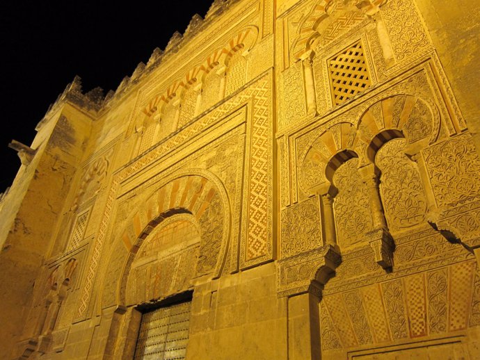 Imagen nocturna de la fachada Este de la Mezquita de Córdoba