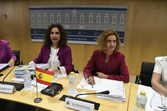 La ministra de Hacienda, María Jesús Montero, y la ministra de Política Territor