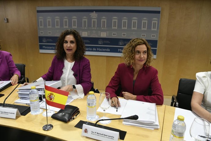 La ministra de Hacienda, María Jesús Montero, y la ministra de Política Territor