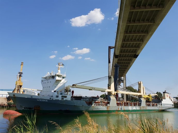 La grúa móvil con más alcance y capacidad llega al Puerto de Sevilla