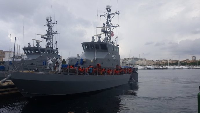 Un barco de las fuerzas maltesas rescata a migrantes en el Mediterráneo