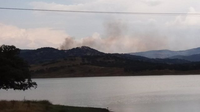 Imagen del incendio en un paraje de Aracena. 