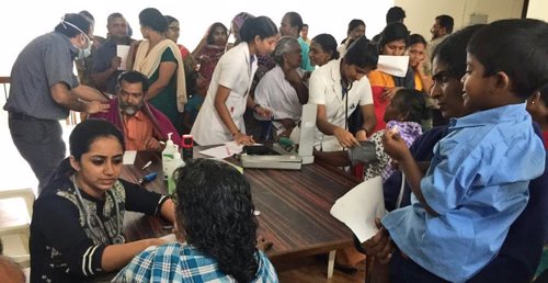 Equipo médico del Hospital San Juan de Dios de Kattappana atendiendo a personas 