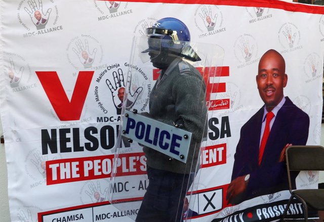Policía antidusturbios en una rueda de prensa de la oposición zimbabuense