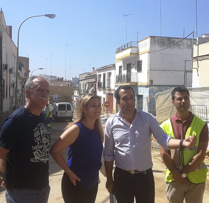 La alcaldesa de Alcalá dialoga con los responsables de la obra