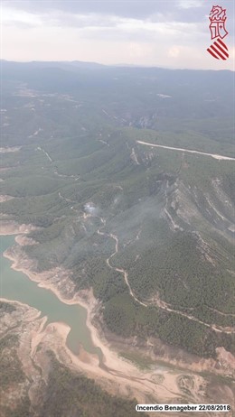 Incendio sobre el embalse de Benagéber