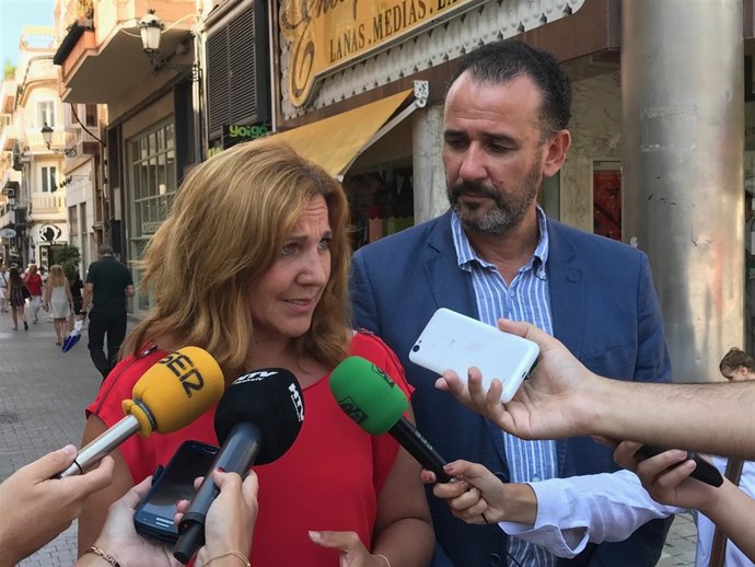 Belén Castillo y Cristóbal Rojas, ante los medios. 