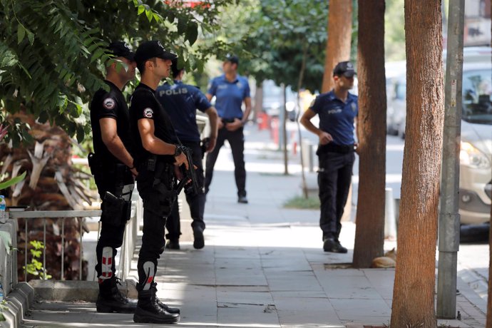 Patrullas policiales junto a la vivienda de Andrew Brunson en Izmir